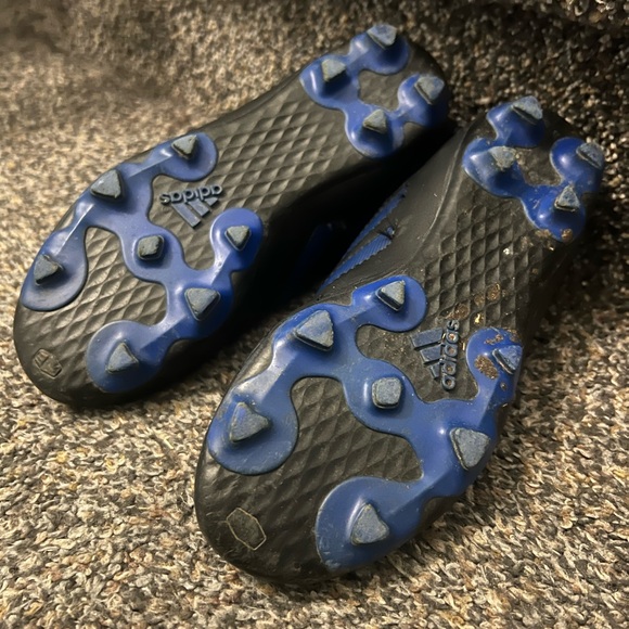 Adidas soccer cleat’s size 2. In good condition. Black and blue. Big kids. - Picture 7 of 11